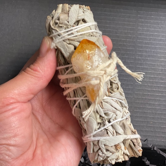 NWT New Beginnings Await: 4-Pack Smudge Stick & Crystal Gift Box - Picture 5 of 5